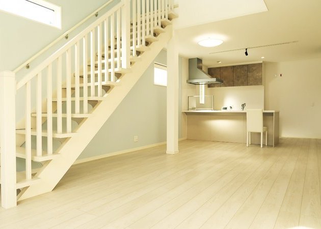 優しい日差しにつつまれ家族が集まるリビング