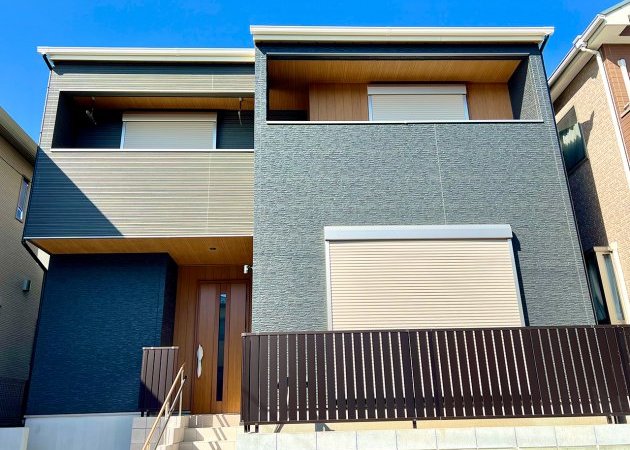 ダークウッドで落ち着いた内装