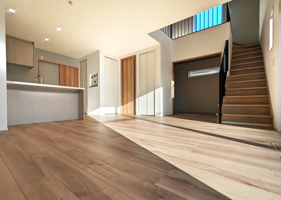 木の温もりと光が満たす、洗練された住まい