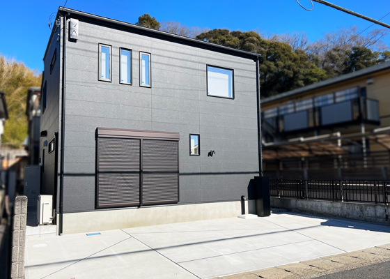 木の温もりと光が満たす、洗練された住まい