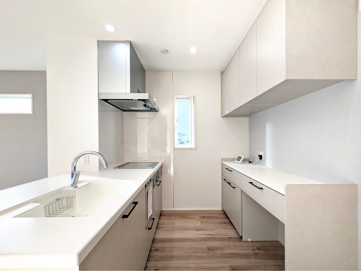 ▼リアルな工夫・失敗談も聞けるかも？<br />
-------------------------------------------<br />
実際に住んでいる方のリアルな声は、これから家づくりを進める方の貴重なヒントに。<br />
エリアワンの注文住宅ってホントに高気密高断熱を実感できるの？打ち合わせや工事スケジュールなどは実際どうだった？などなど、ぜひオーナー様の本音からしっかりチェックしてください。<br />
-------------------------------------------<br />
<br />
＼お客様の声／<br />
エリアワンさんに空調などのお話を伺ってはいましたが、やっぱり実際にお住まいの方から直接お家の性能について感想が聞けたのはとても安心しました。同じ担当者さんに建ててもらった先輩オーナー様のリアルな声が、お願いしようと思った決め手のひとつです。<br />
