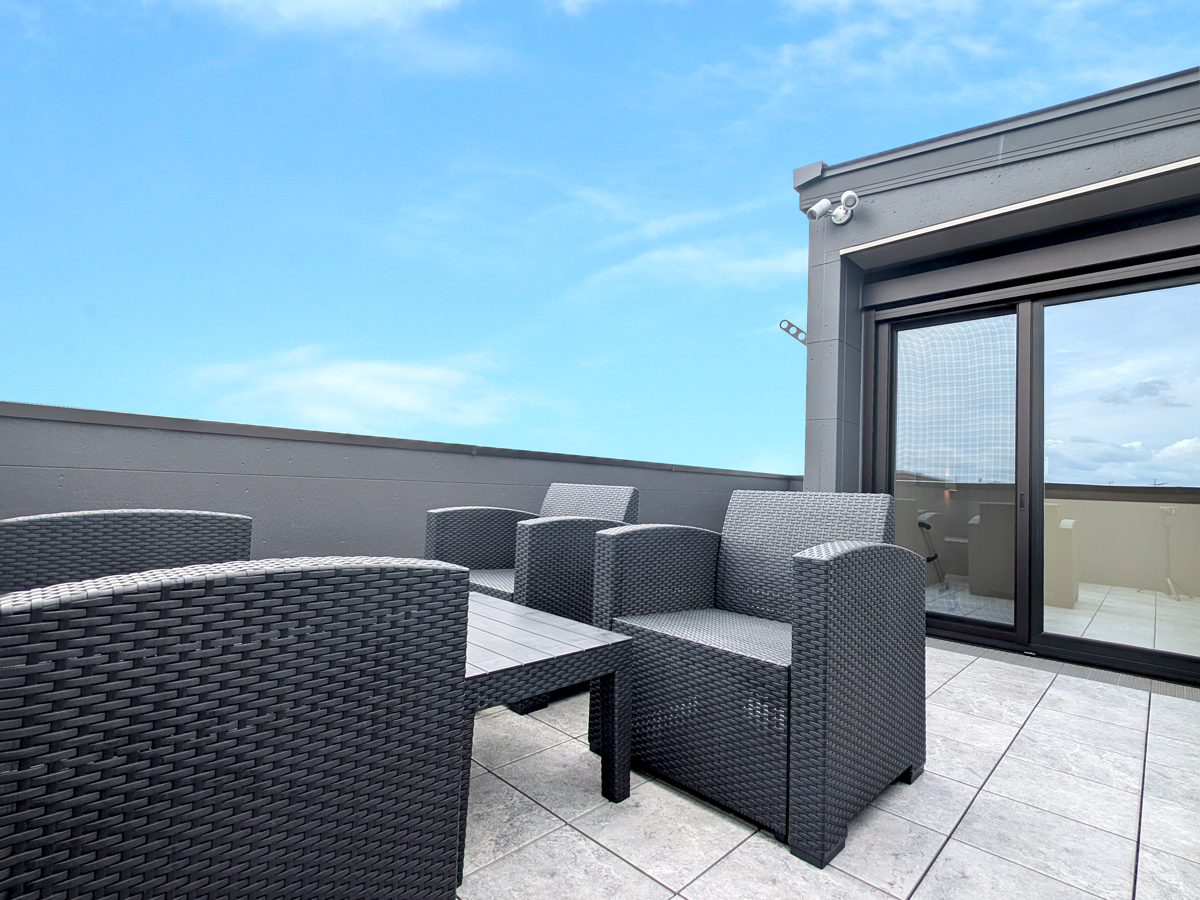 『屋上テラス』<br />
外の視線を気にせず過ごせる屋上テラスは、この住まいならではの特別なプライベート空間です。<br />
物干し金物を設置しており、日常の洗濯物もしっかり外干しできます。床面には水はけを考慮した傾斜の上からタイル仕上げにしているため、テーブルなどを置いたりお子様のプール遊びなども楽しめます。<br />
日々の<b>家事に役立つだけでなく、夜風にあたりながらくつろぐひとときや、プライベートなアウトドア空間としても活躍します。