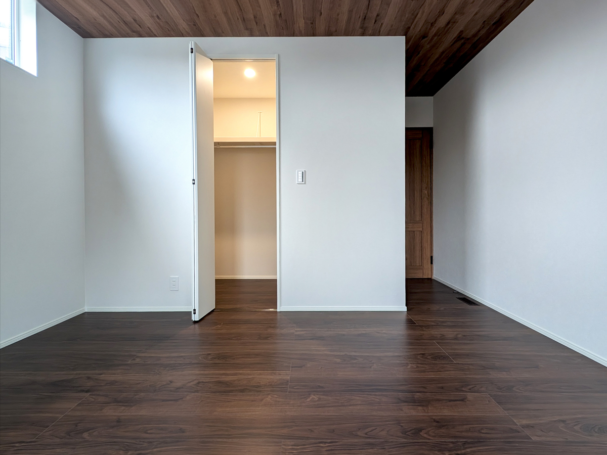 『2階洋室（3部屋）』<br />
2階には、それぞれに明るい光が差し込む3つの洋室をご用意。7.7帖の主寝室は、大容量のウォークインクローゼット付きで、収納力も抜群です。残り2部屋（各5.2帖）は、子ども部屋やワークスペース、趣味の部屋など、ライフスタイルの変化に合わせて柔軟に活用できます。<br />
二面採光や高窓で明るさをしっかり確保し、家族一人ひとりに快適なプライベート空間を実現しました。